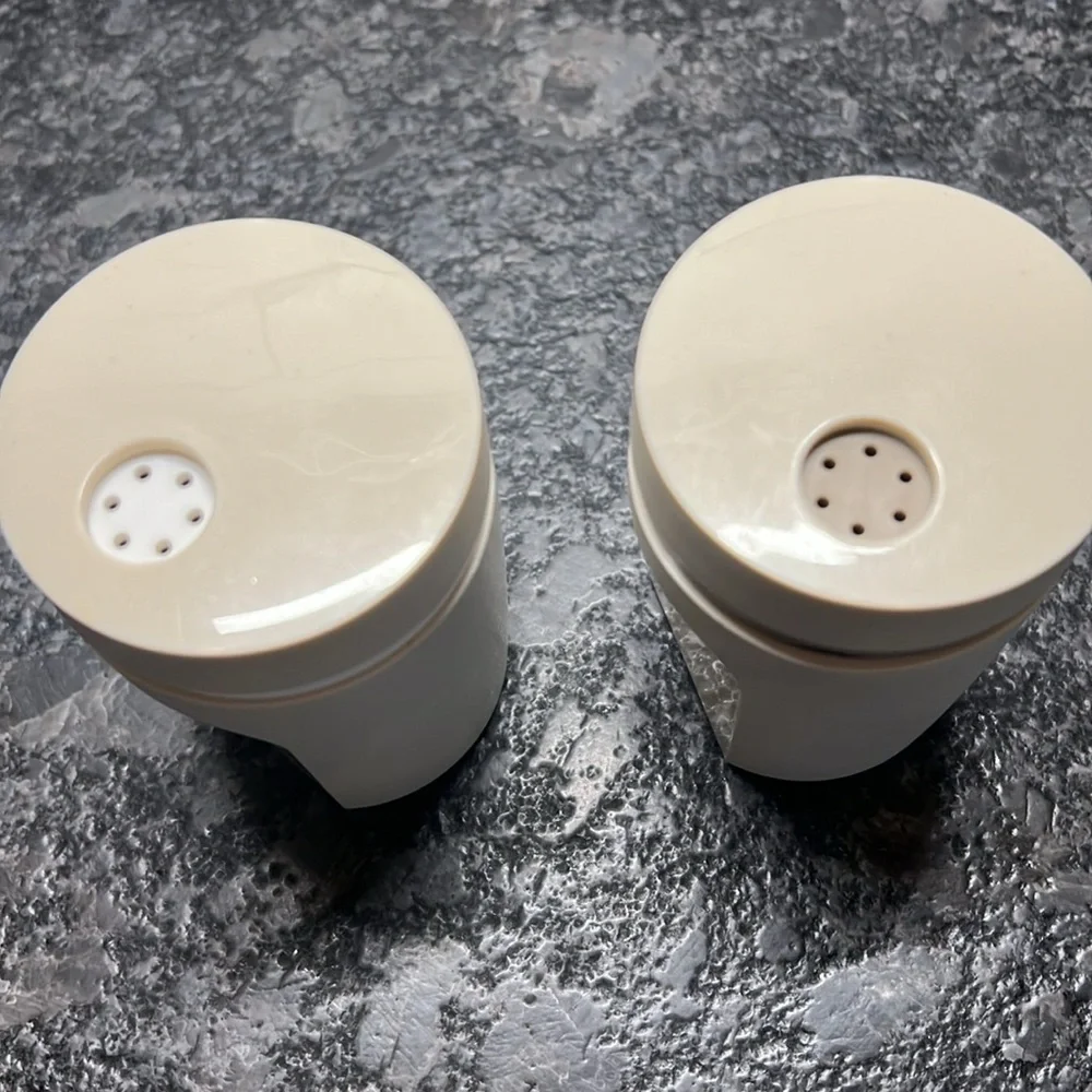 Tupperware salt pepper